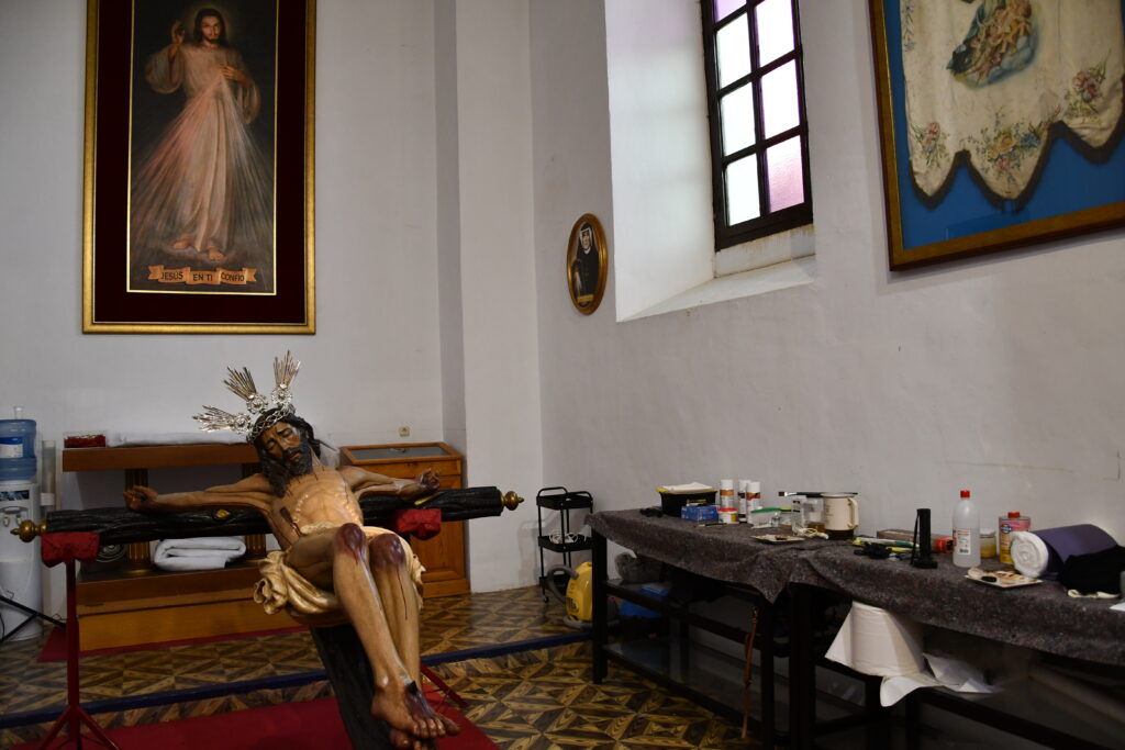 DC08 03 - Visita a la restauración del Cristo de la Luz: "con todo lo que lleva encima, aguanta muy bien"