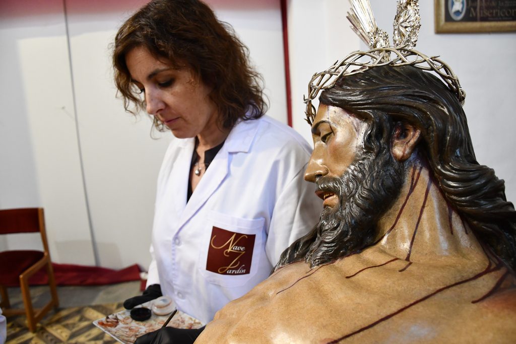 DC08 05 - Visita a la restauración del Cristo de la Luz: "con todo lo que lleva encima, aguanta muy bien"