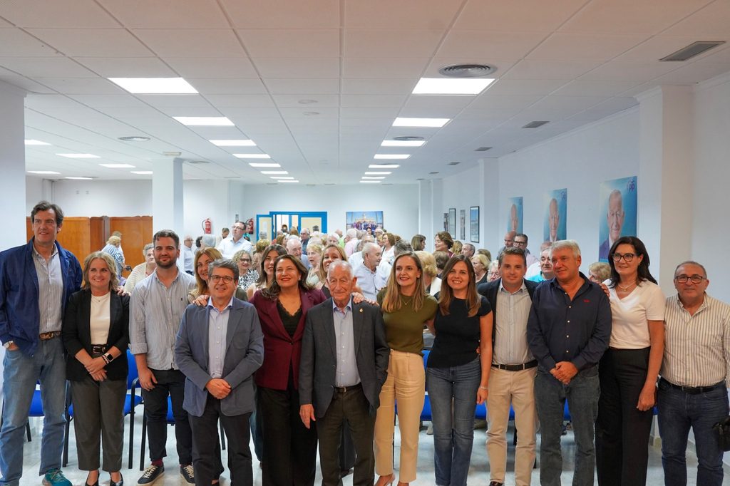 FOTO FAMILIA REUNION CON MAYORES ROQUETAS DE MAR 1024x682 1 - Carmen Crespo asegura en Roquetas que Feijóo revalorizará y garantizará las pensiones
