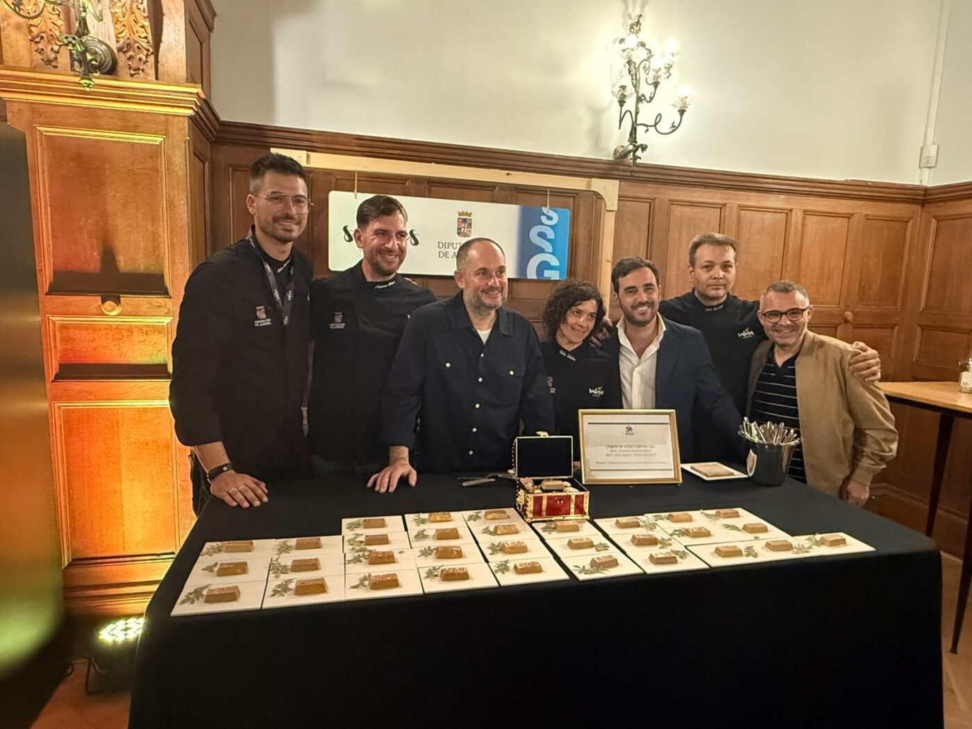 Los representantes y el chef 3 estrellas michelin frances scaled - Inicio