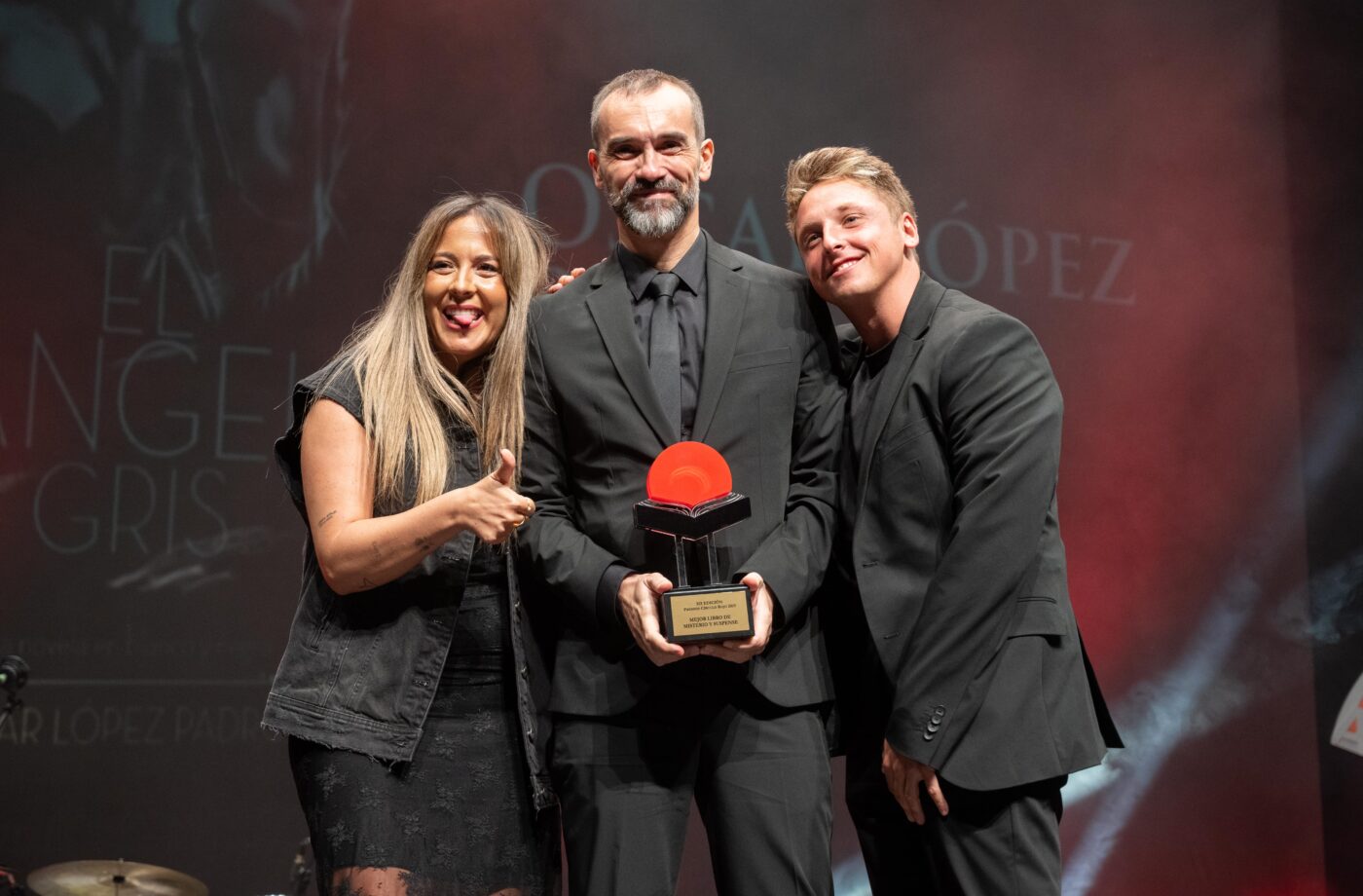 May te y Carlos dando el premio de misterio scaled - Inicio