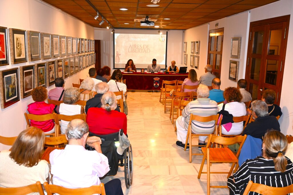 PRESENTACION DE AIRES DE LIBERTAD - María José López Carmona presenta el libro que reúne la obra de teatro ‘Aires de libertad’ en Roquetas de Mar