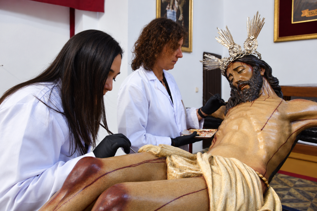 Portada - El Cristo de la Luz vuelve a su lugar en el altar mayor tras pasar por las manos de las restauradoras