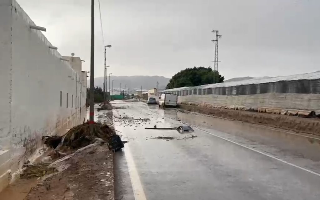 carretera de Santa Maria del Aguila - El Ejido seguirá en alerta naranja hasta medianoche, tras registrar más de un centenar de incidencias