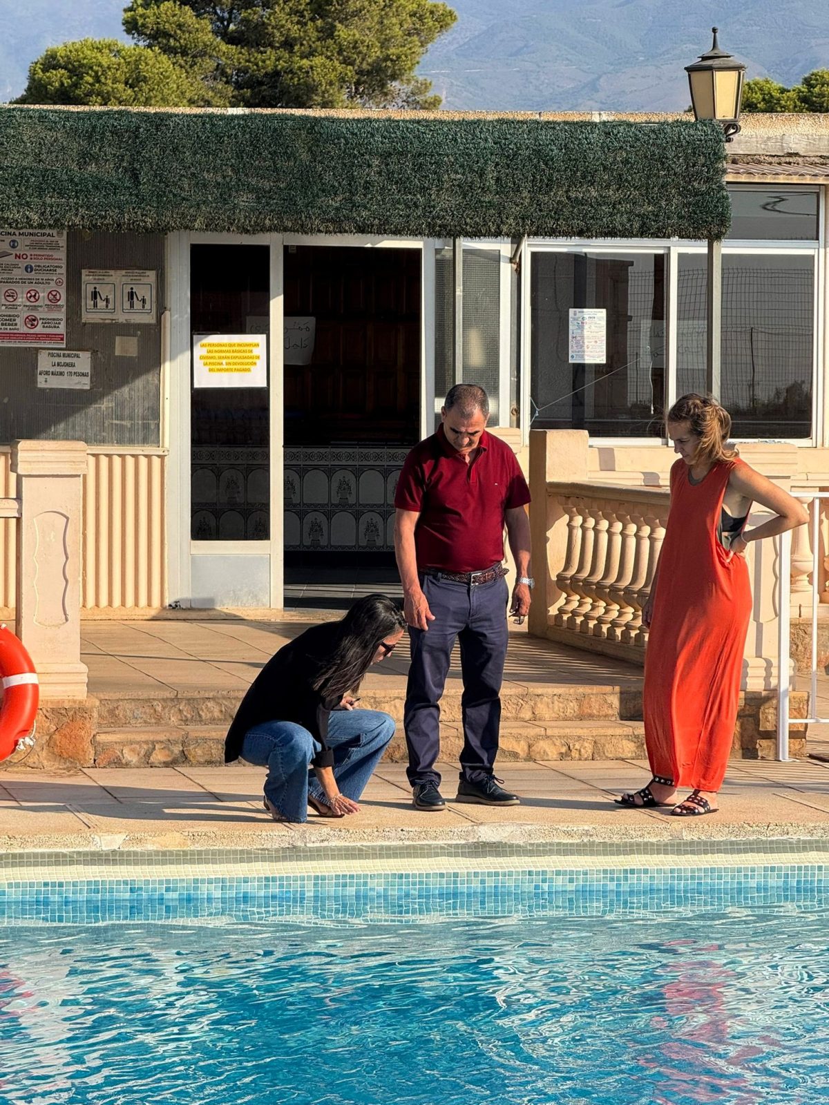 Visita a las obras de reforma de la piscina