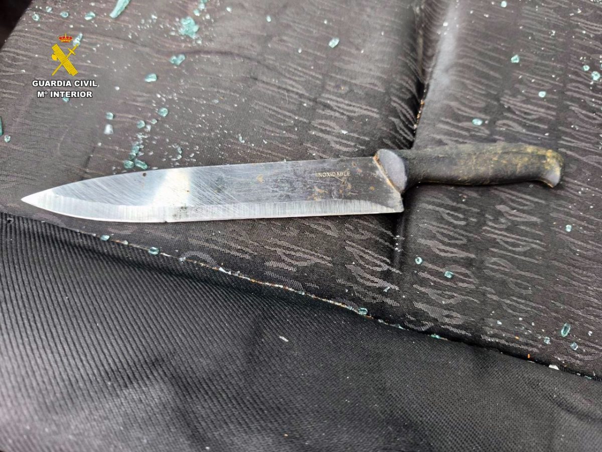 Los agentes encontraron un cuchillo de grandes dimensiones en su coche. /DC