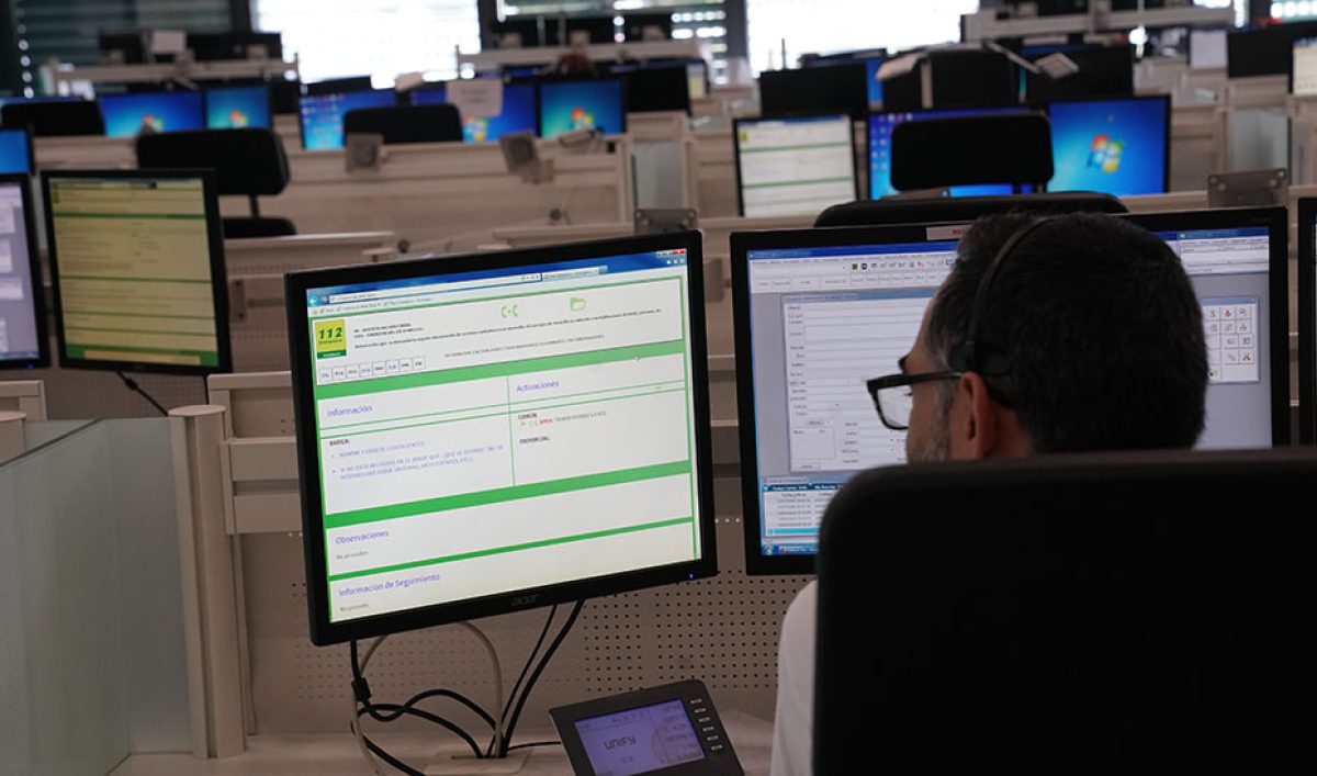 Operador en la sala regional del 112 Andalucía. /DC