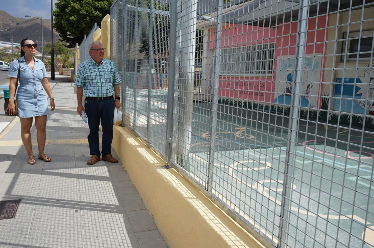 Bonilla pasea junto a un centro escolar. /Ayto. Vícar