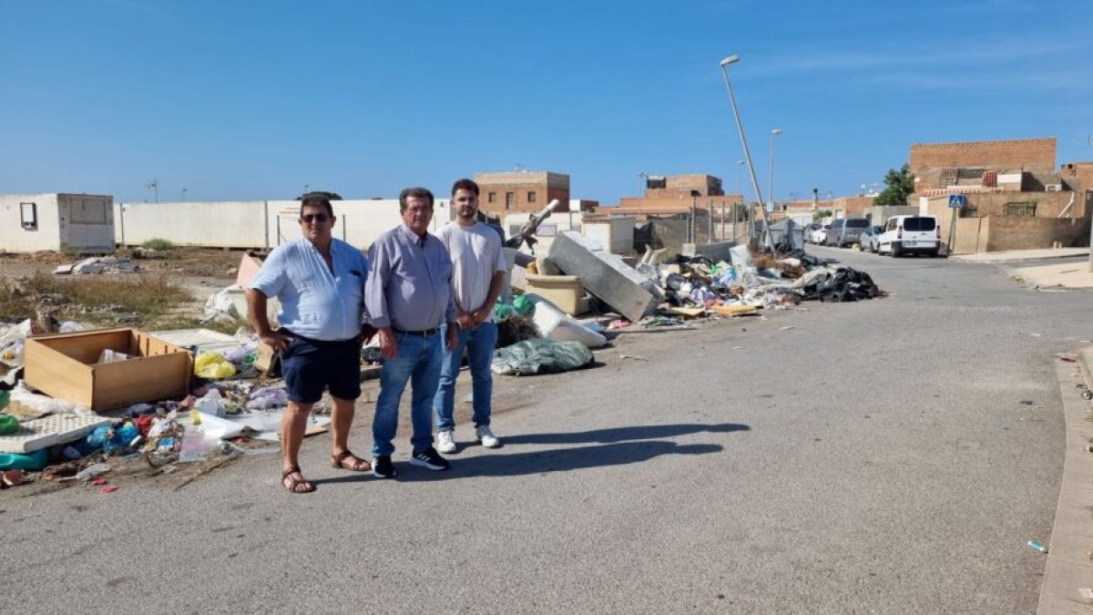 Concejales del PSOE de El Ejido en el Pozo de la Tía Manolica. /DC