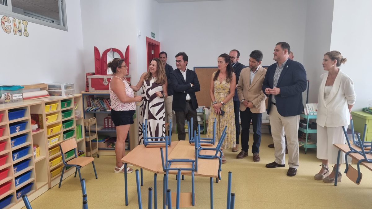 La consejera y autoridades conversan con una de las maestras de infantil del CEIP Bahía de Almerimar. / A. FERNÁNDEZ