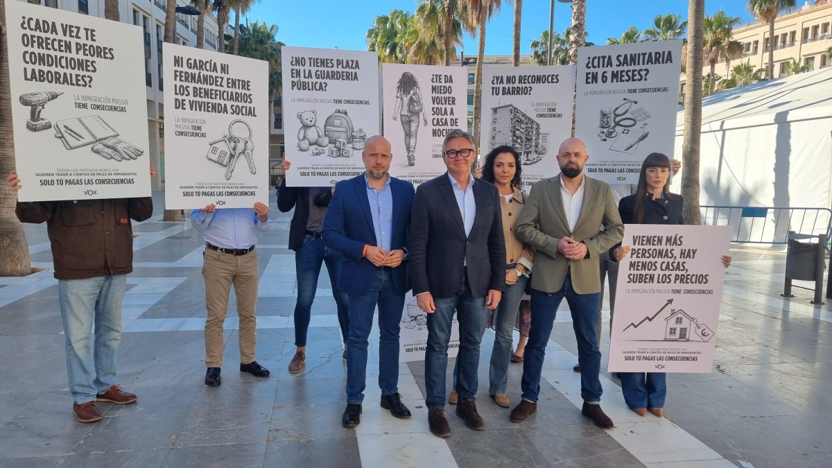 Miembros de VOX en la Plaza Mayor de El Ejido