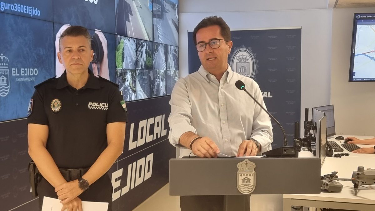 Marco Muñoz y Andrés Góngora, esta mañana en rueda de prensa en la Jefatura de la Policía Local