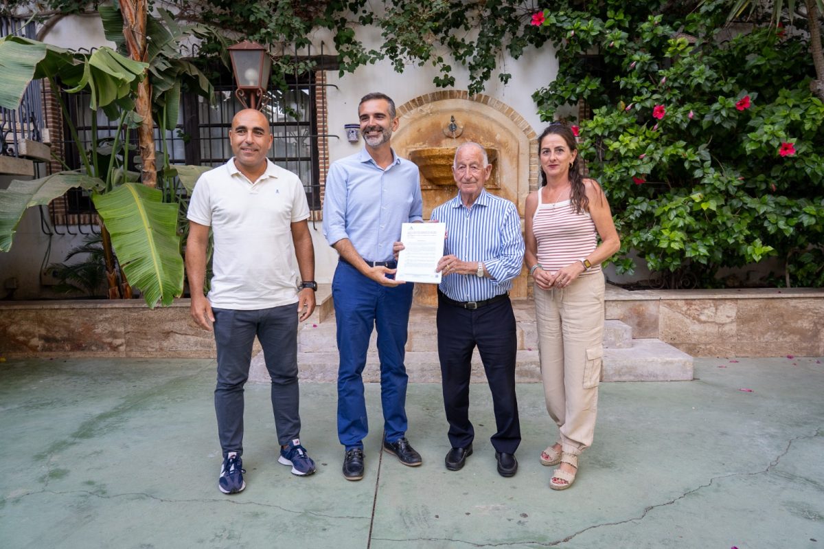 Fernández-Pacheco junto al alcalde de Roquetas de Mar