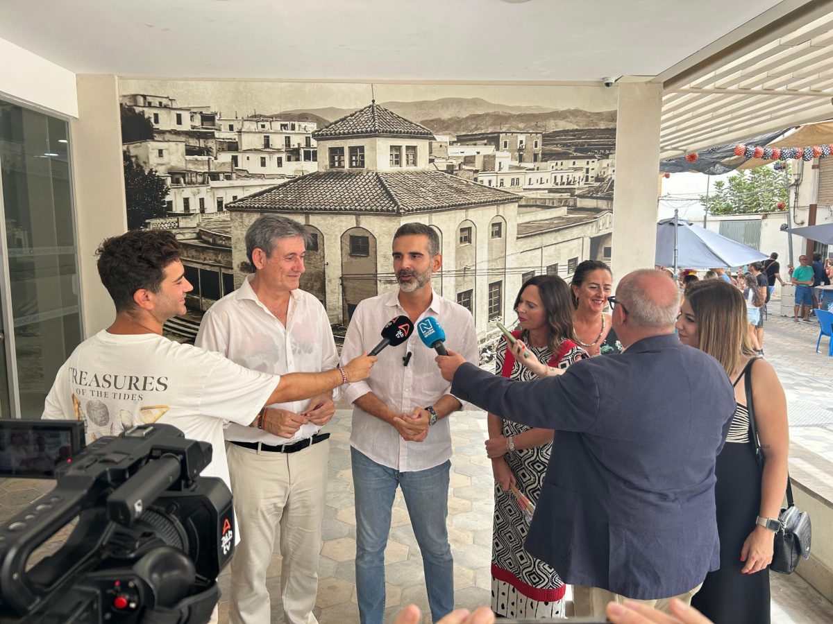 El Consejero atiende a los medios junto a Manuel Cortés