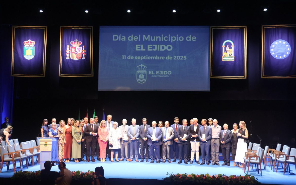 Foto de familia de la corporación municipal de El Ejido con los homenajeados este 11 de septiembre