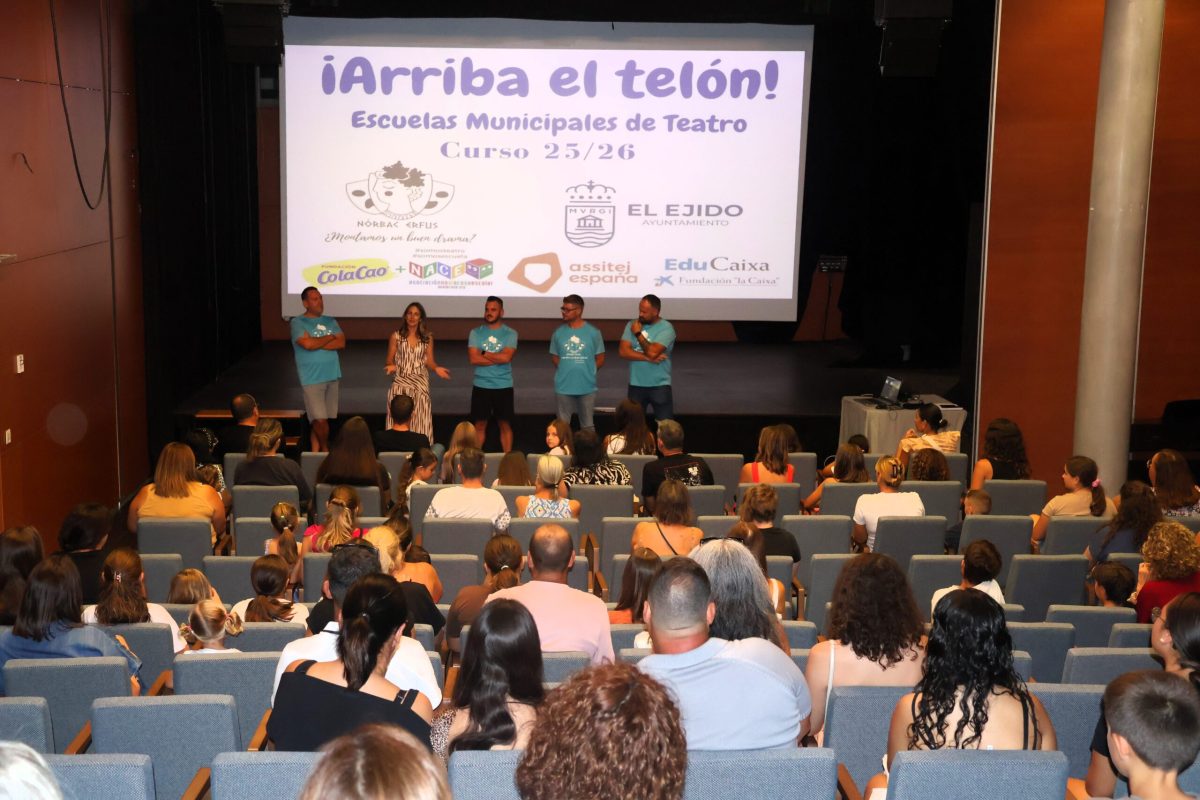 Acto de bienvenida de las Escuelas Municipales de Teatro de El Ejido. /Ayto. El Ejido