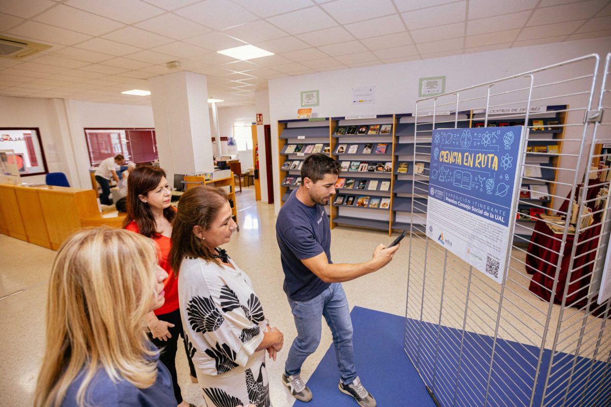 Visita a la exposición 'Ciencia en ruta' en Adra