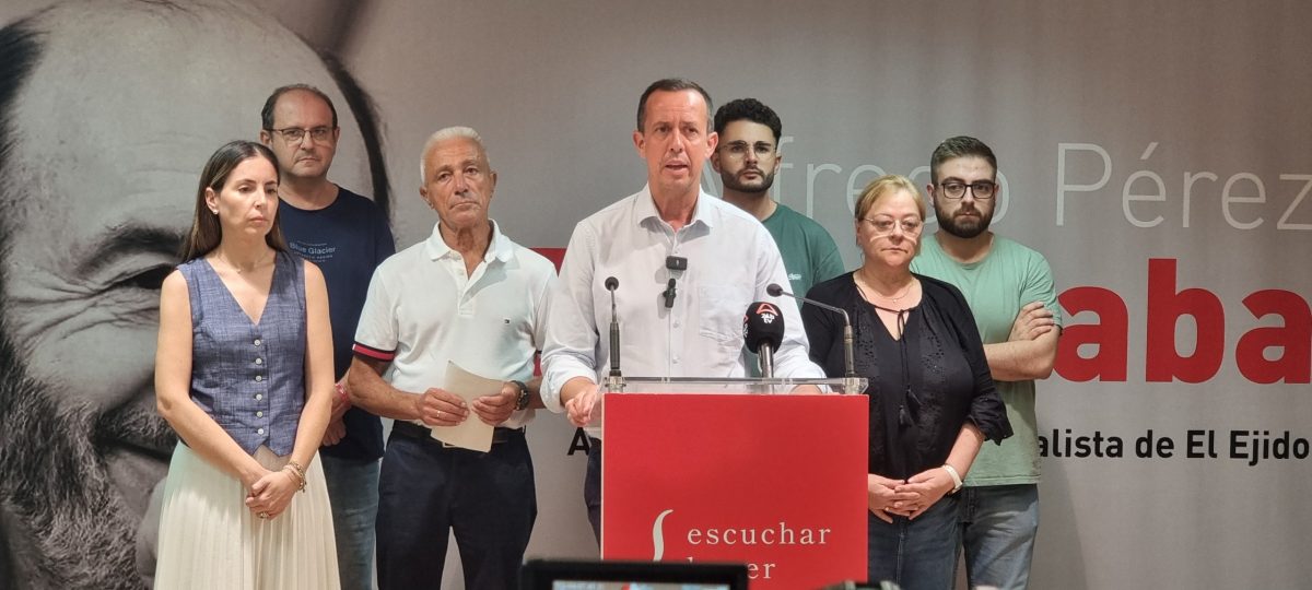 El secretario general del PSOE de Almería, José María Martín, junto a socialistas ejidenses