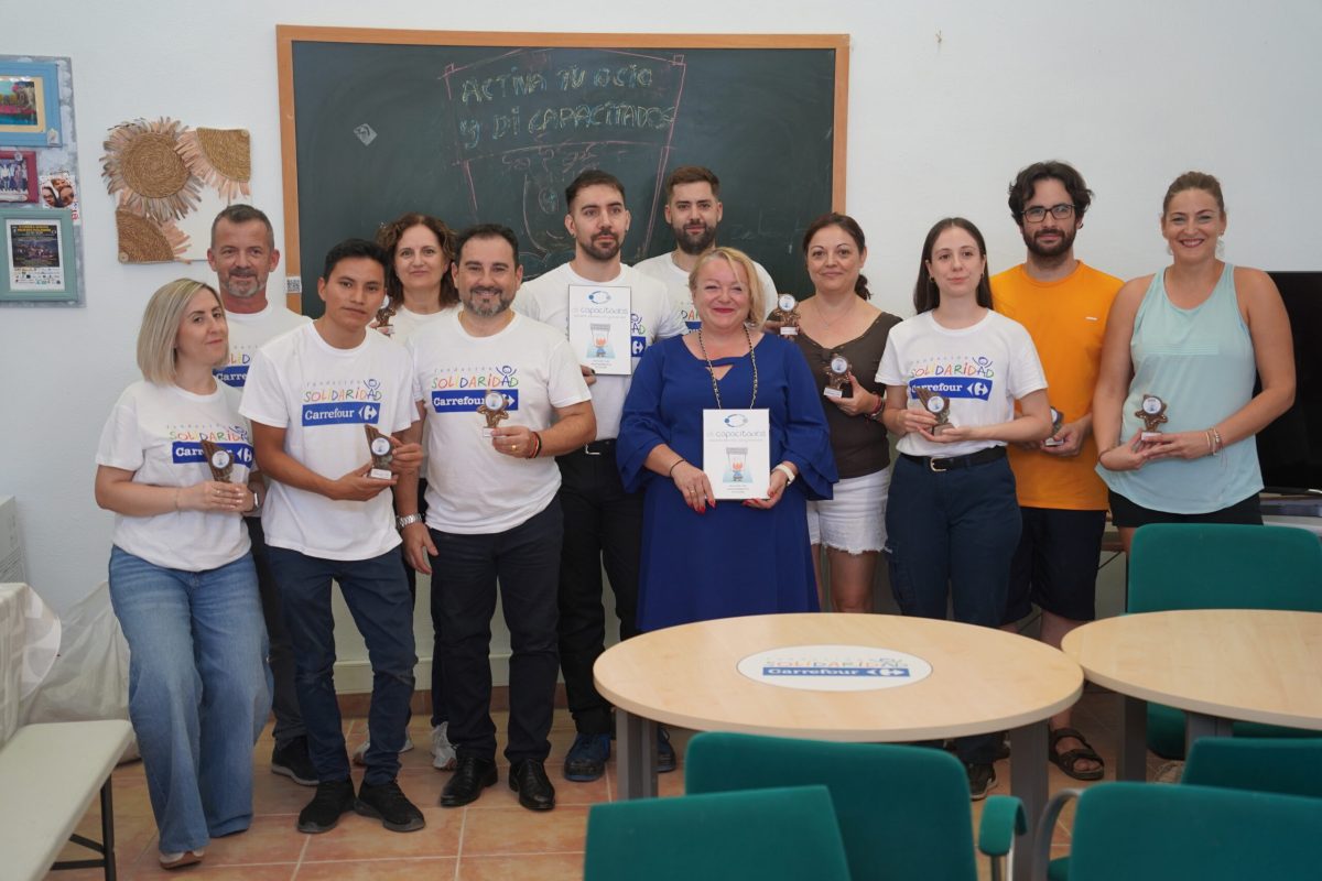 La asociación ‘Activa Tu Ocio’  recibe mobiliario de la mano de Carrefour con motivo del ‘Día de la Buena Gente’