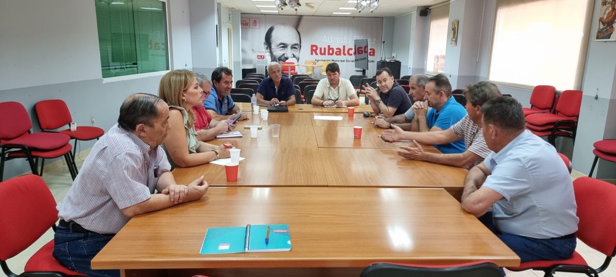 El secretario de Agricultura de la Ejecutiva Provincial, Salvador Páez, con los responsables socialistas de agricultura del Poniente