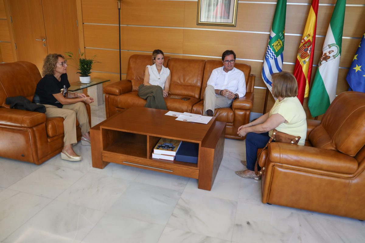 Góngora reunido con la Hermandad de la Divina Infantita. /Ayto. El Ejido.