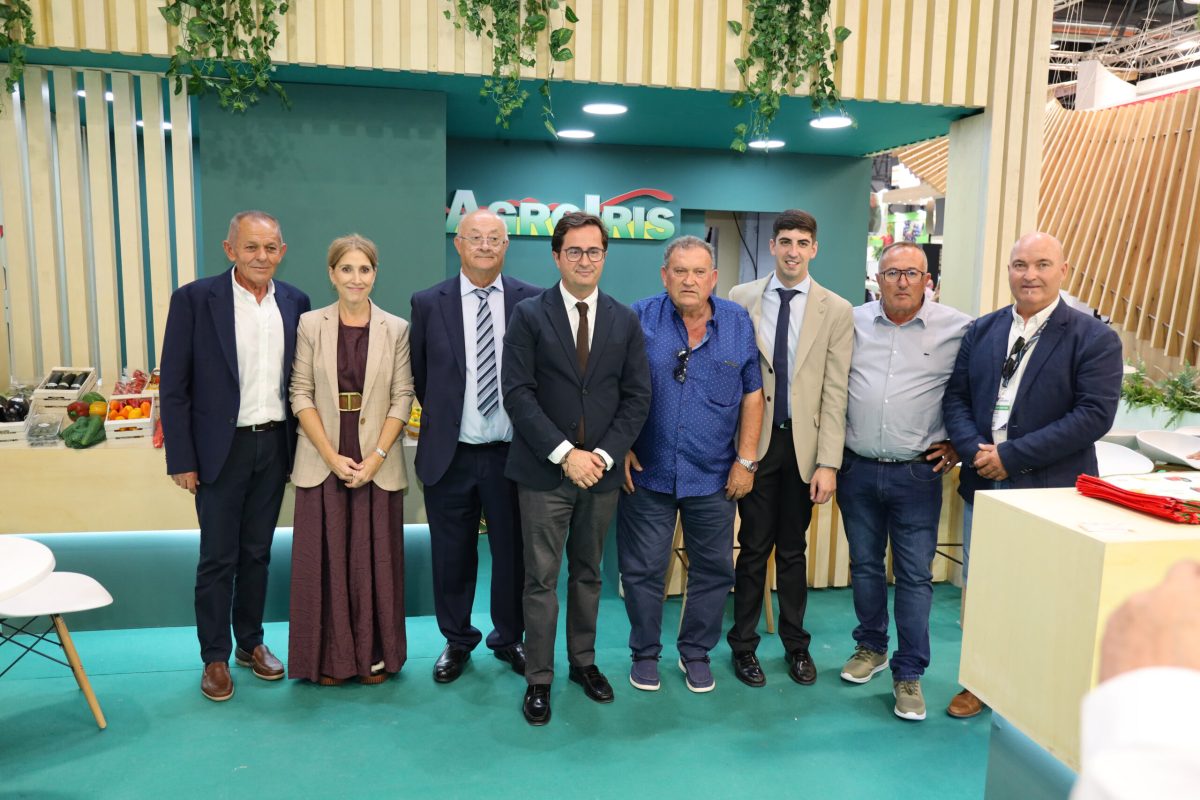 Góngora y Martínez en el stand de Agroiris. /Ayto. El Ejido