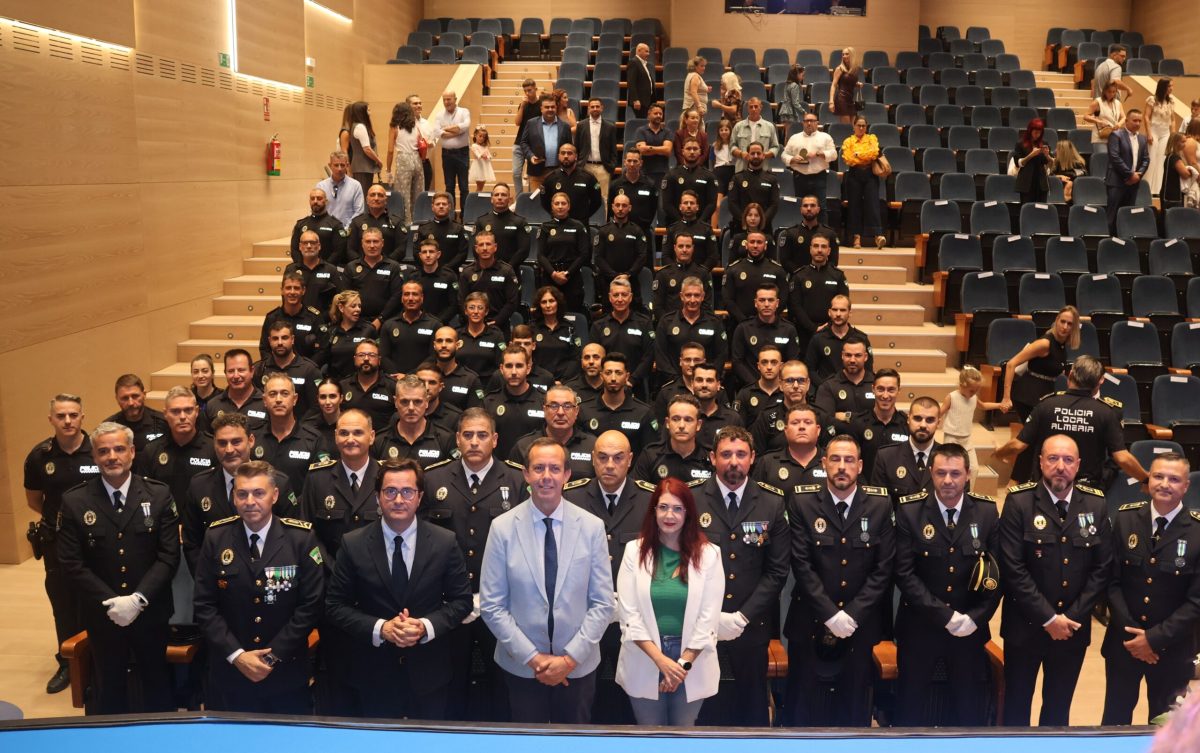 Foto de familia de los agentes y autoridades en el acto celebrado en El Ejido