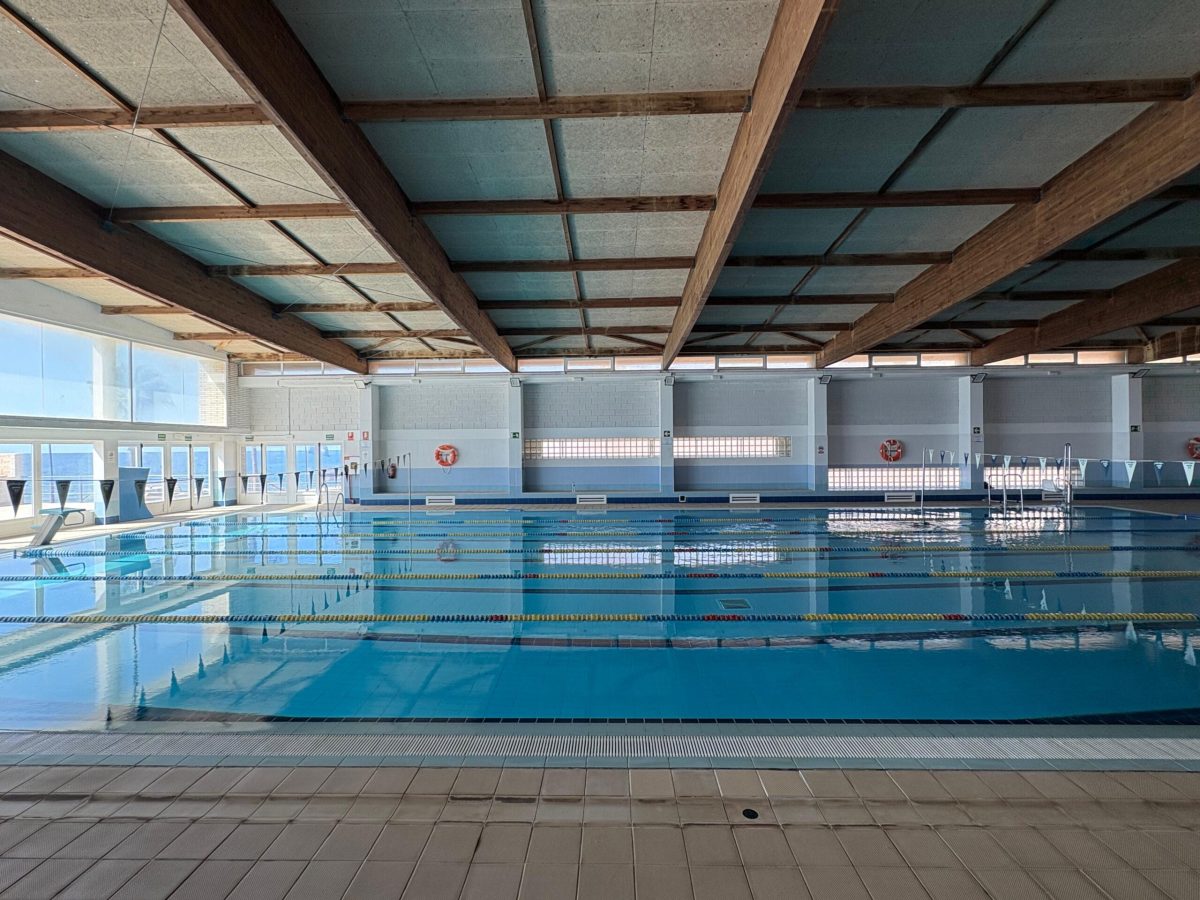 Adra impulsa la eficiencia energética con una nueva instalación fotovoltaica en la Piscina
