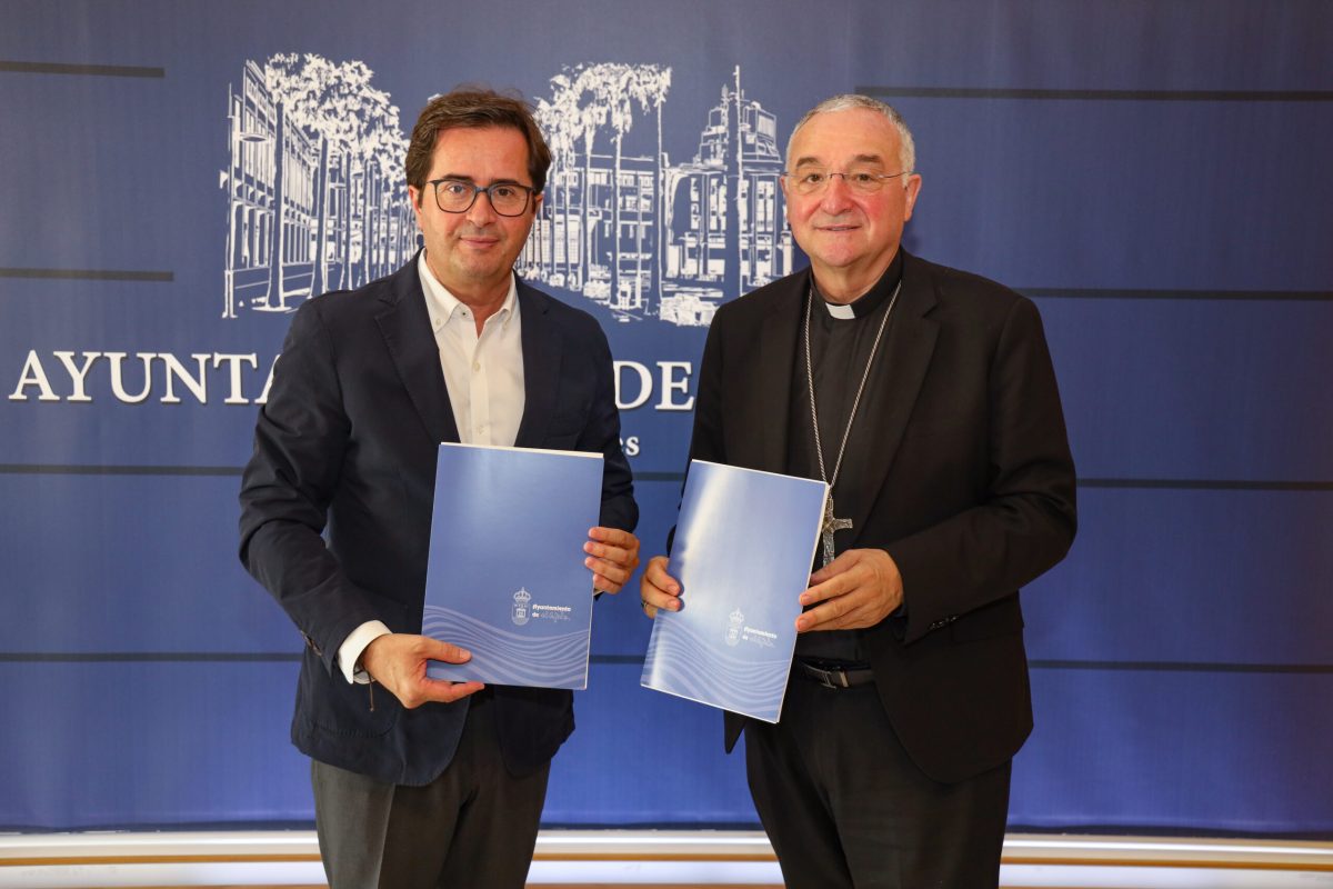 El alcalde de El Ejido, Francisco Góngora, y el Obispo de la Diócesis de Almería, D. Antonio Gómez Cantero