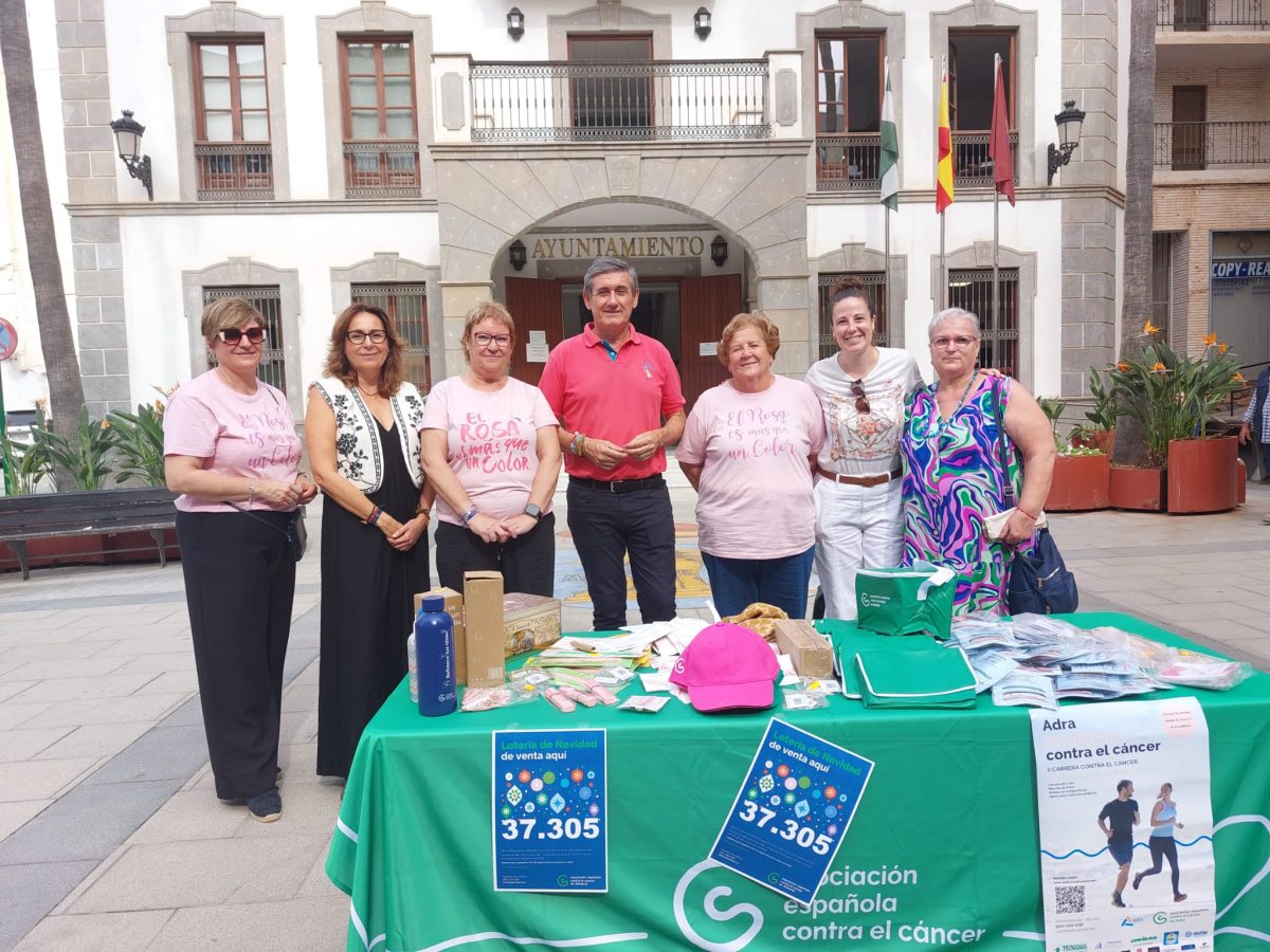 Instalada una mesa informativa en Adra con motivo del Día Mundial contra el Cáncer de Mama
