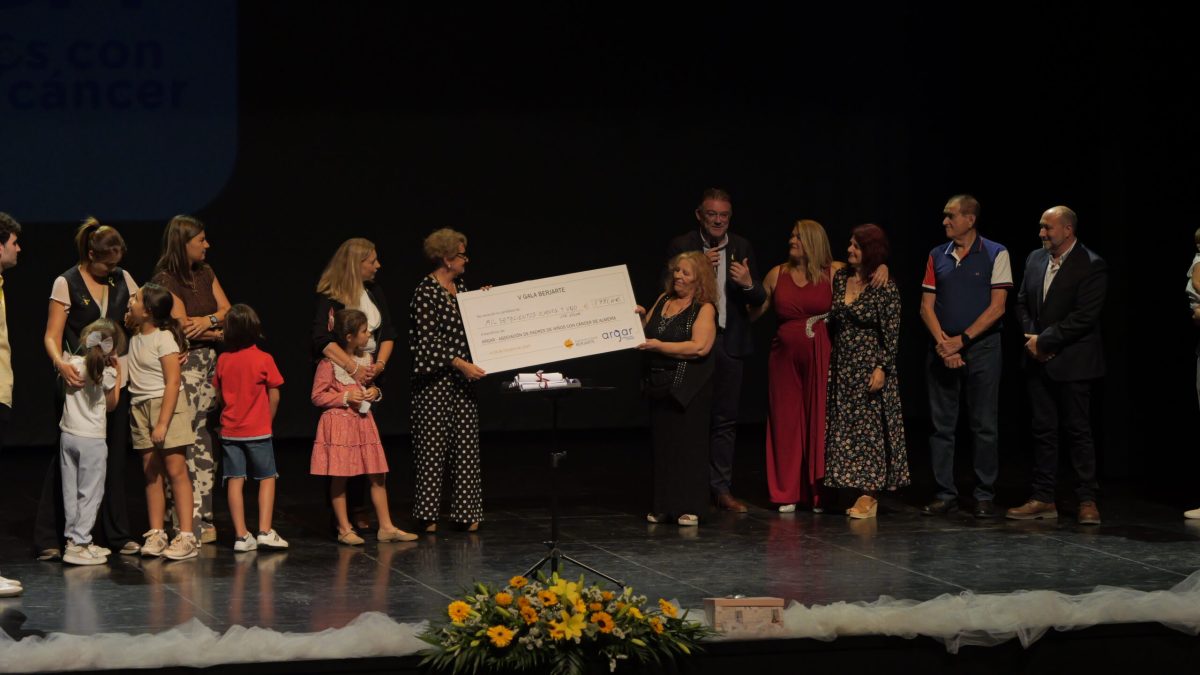 Entrega del cheque simbólico a Argar con la recaudación
