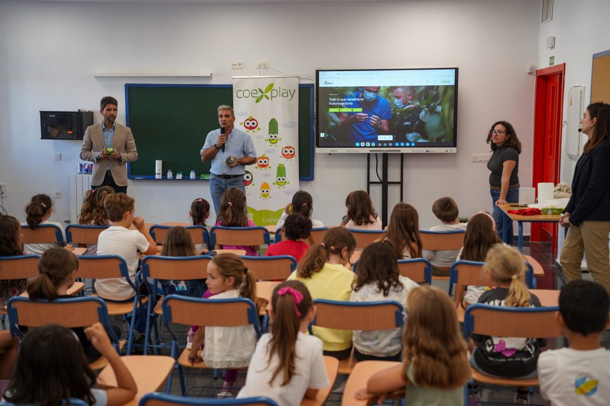 El concejal Javier Rodríguez ha asistido hoy a la iniciativa ‘Coexplay’ que se ha llevado a cabo en el CEIP Bahía de Almerimar