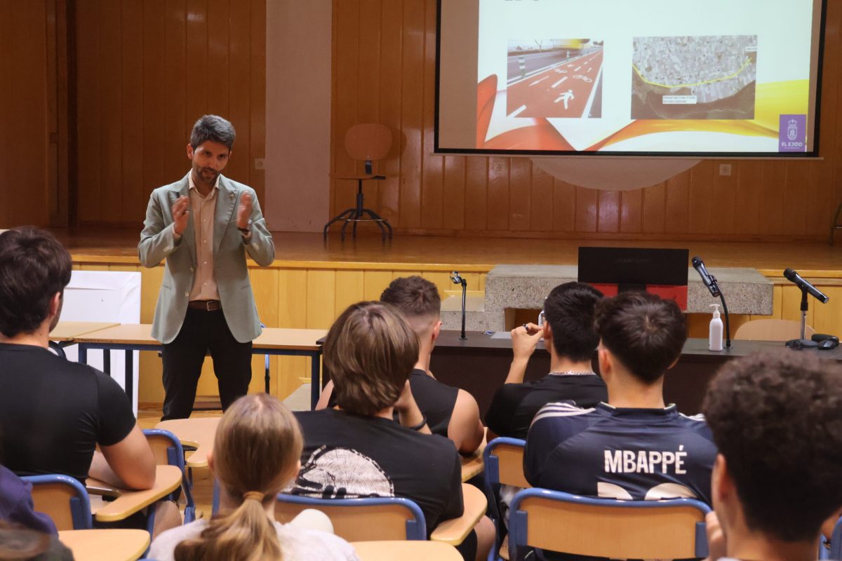 El concejal de Juventud y Educación da a conocer la amplia red de carriles bici