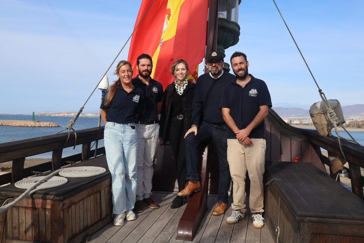María Herminia Padial e Inocencio Gabriel Manzano junto a la tripulación del galeón. /Ayto. El Ejido