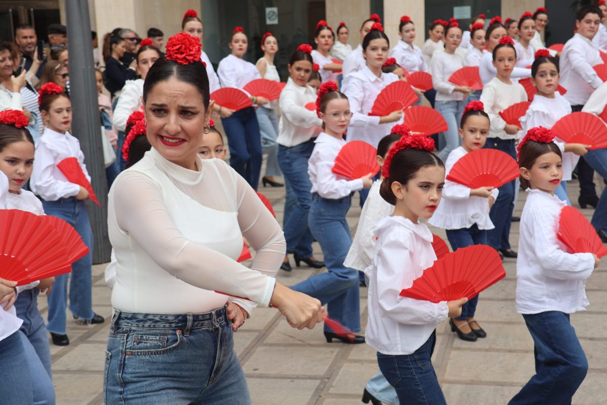 Un gran flashmob y una original lectura de manifiesto ‘pintan’ de flamenco la Plaza Mayor