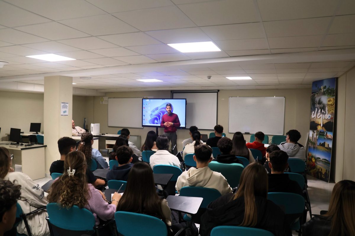 Charla del conejal Javier Rodríguez,. /Ayto. El Ejido