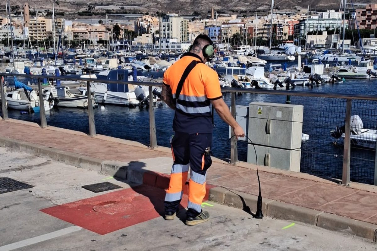 Trabajador municipal en el puerto de Adra. /Ayto. Adra