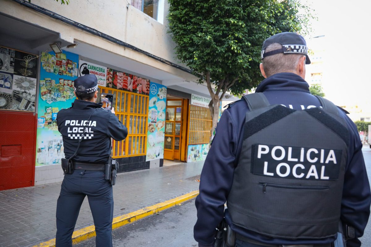imagen de archivo de agentes de la Policía Local de El Ejido. /DC