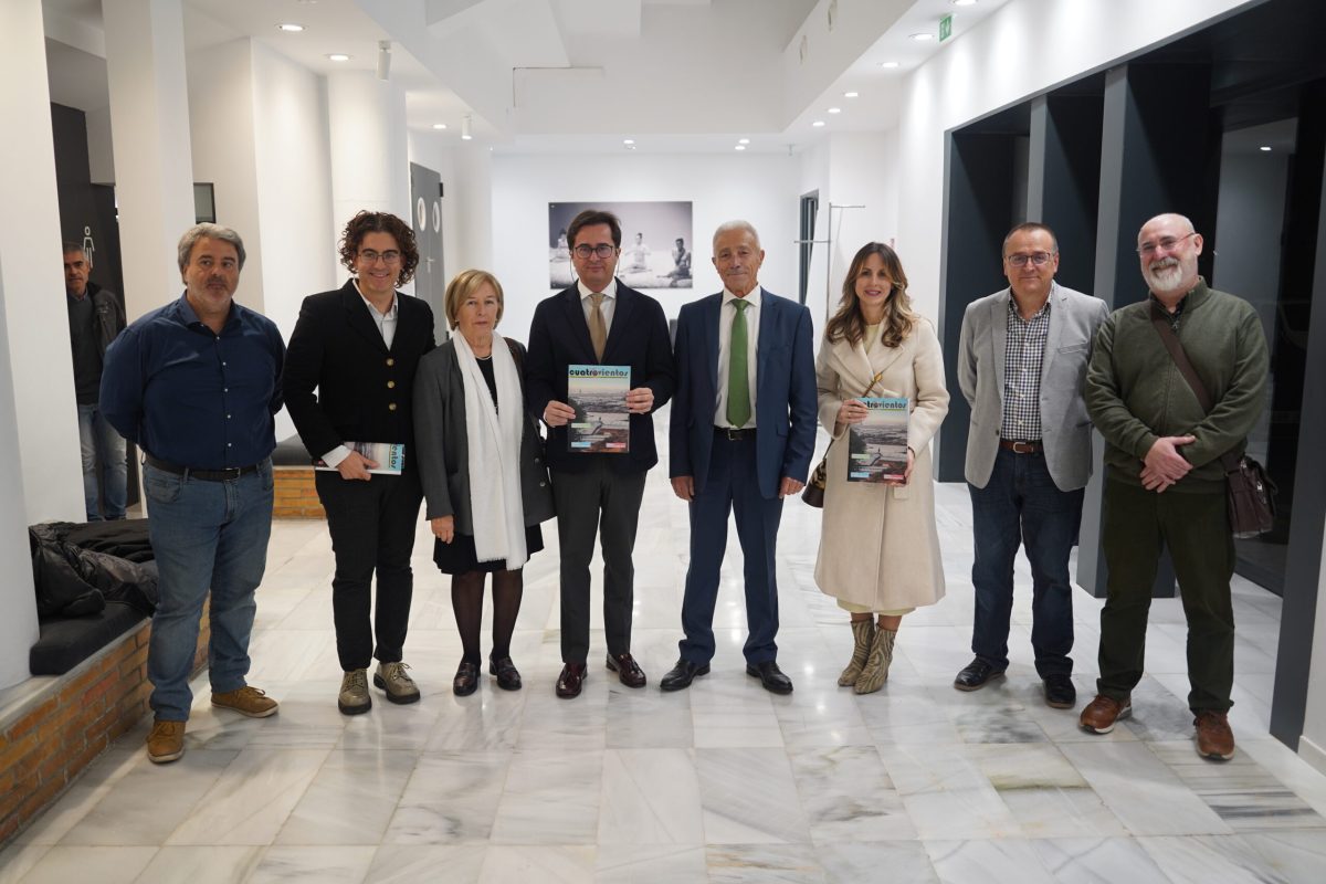 Equipo de Vientos de Murgi junto al alcalde. /DC