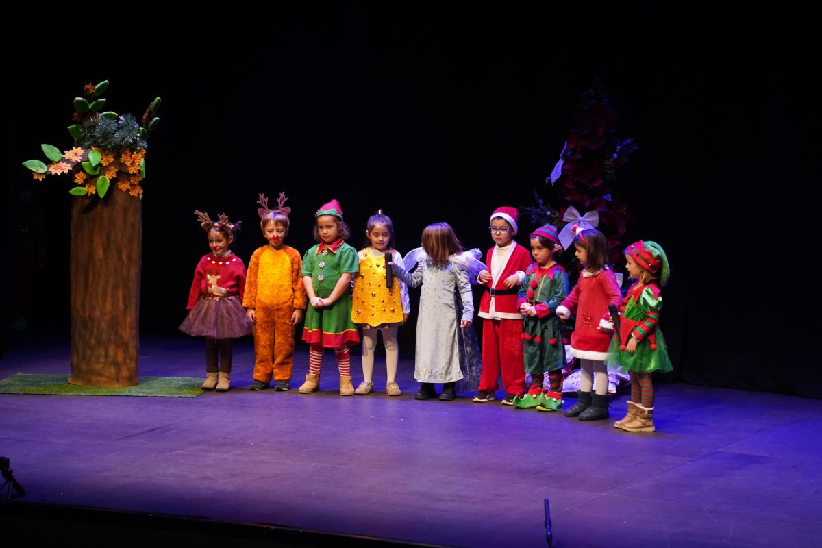 Uno de los grupos de las Escuelas Municipales de Teatro de El Ejido participando en la Navidad en Breve