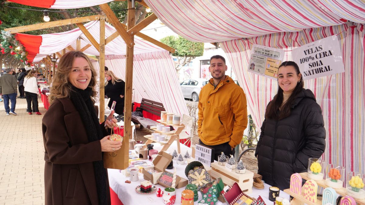 La concejala ha visitado el mercado navideño del Paseo Juan Carlos I