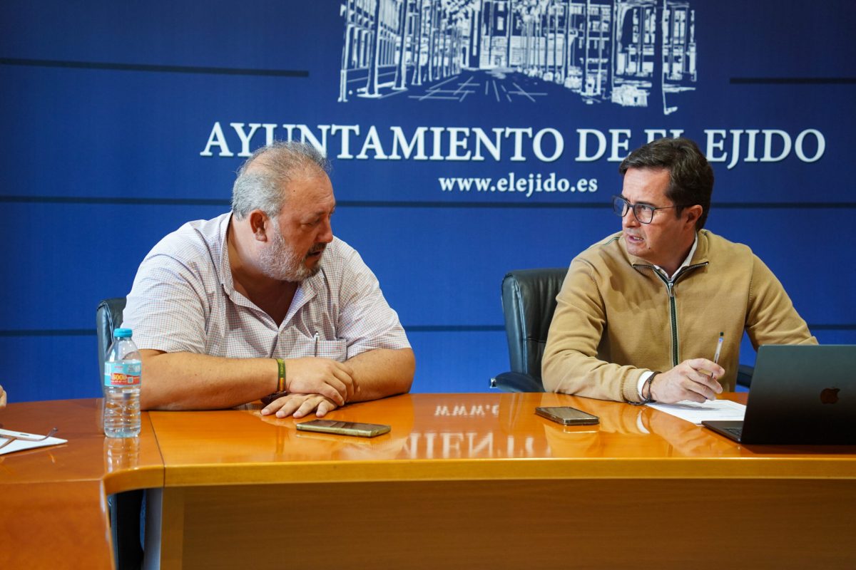 El concejal de Hacienda, José Francisco Rivera, y el alcalde de El Ejido, Francisco Góngora. /DC