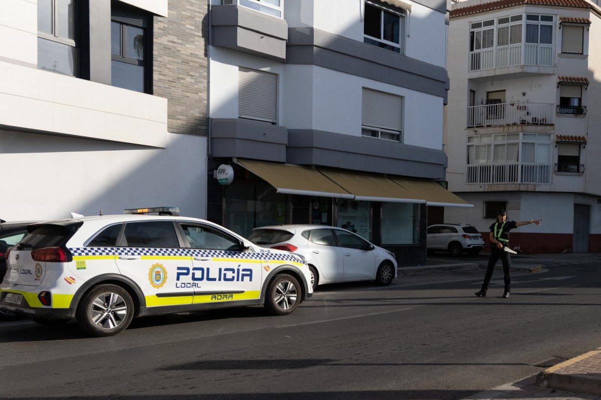 La Policía Local de Adra realiza controles para garantizar el cumplimiento de la ordenanza municipal de VMP