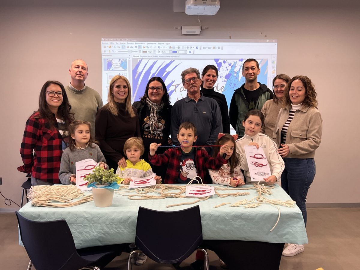Participantes en el taller anudados al mar