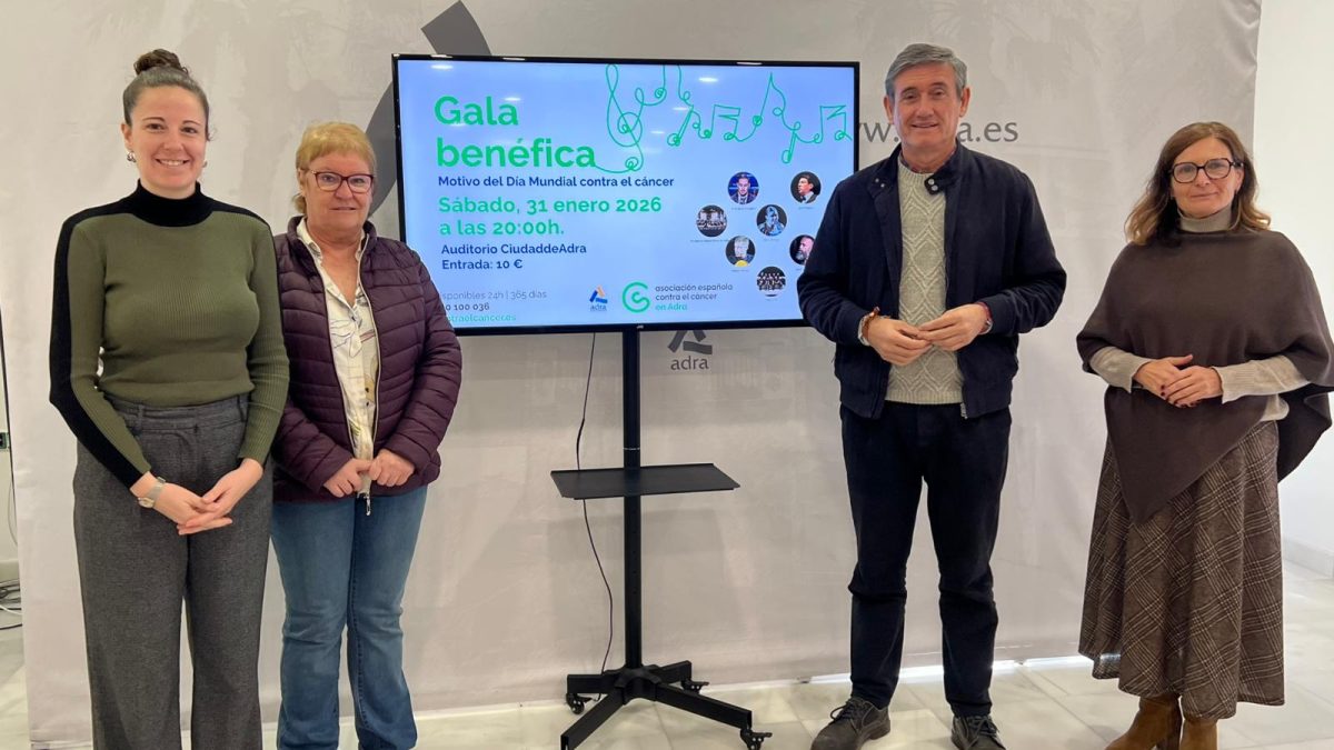 Presentación de la gala con Manuel Cortés y la presidenta local de la AECC. /DC