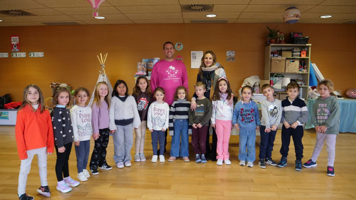 Alumnas y alumnos de las Escuelas de Teatro con la concejala Elena Gómez y el profesor Juanjo Lozano. /DC