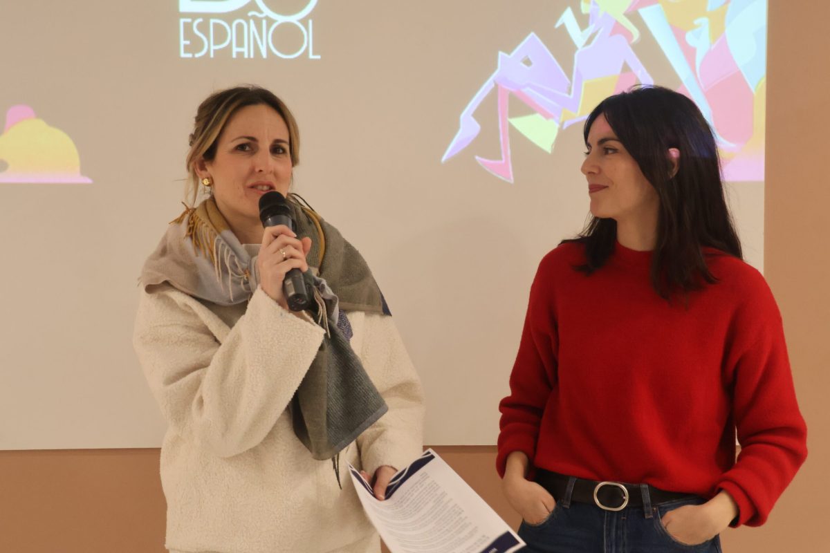 Beatriz Arjona y la concejal de Cultura Elena Gómez. /DC