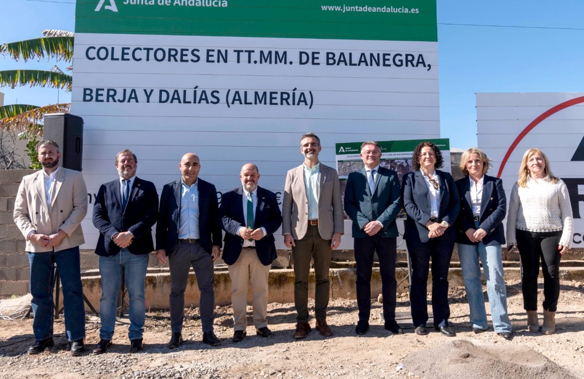 Foto de familia de las autoridades en el acto de colocación de la primera piedra de los colectores