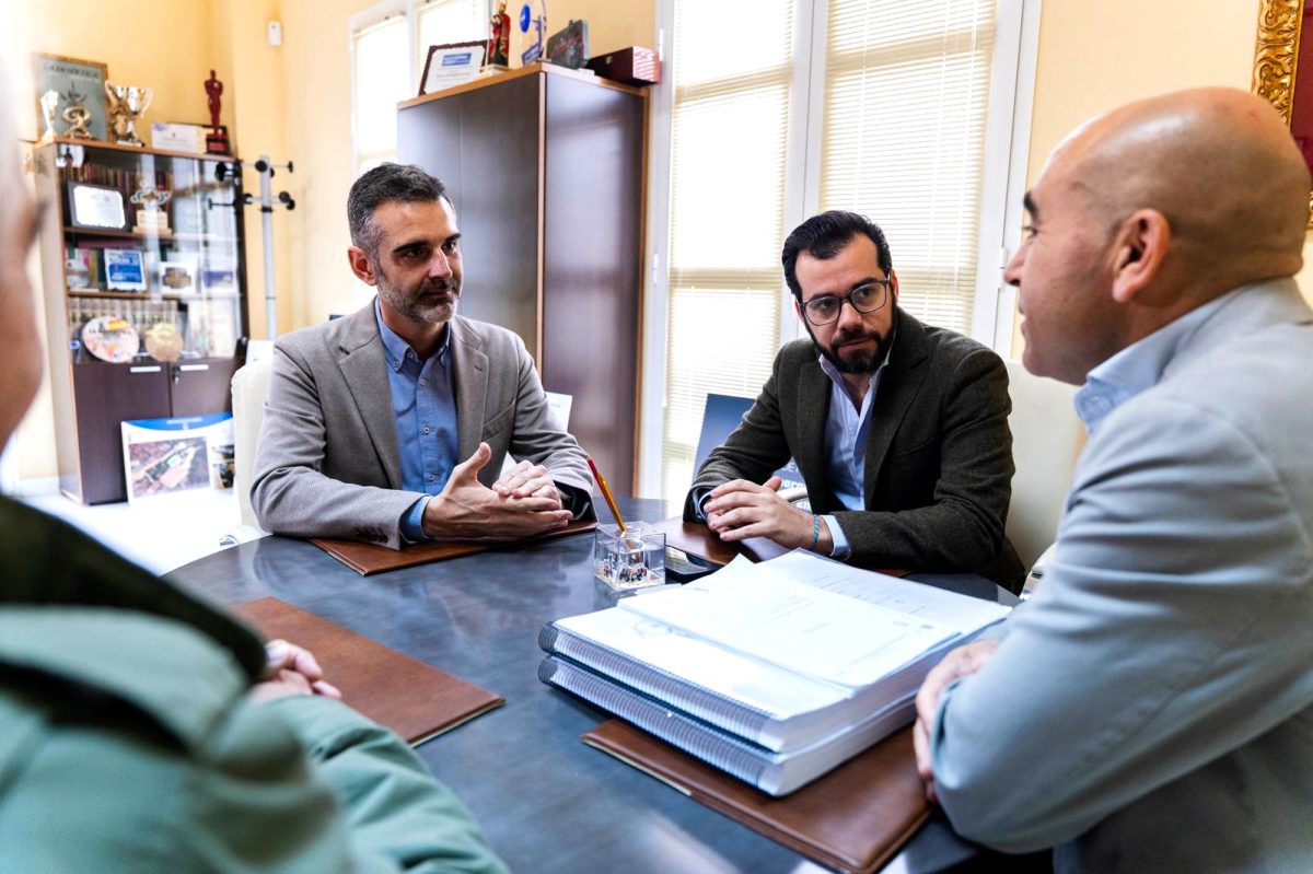 Visita de Fernández-Pacheco al Ayuntamiento de Enix. /DC