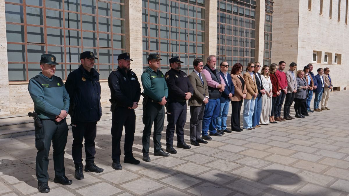 Imagen del minuto de silencio en la Plaza Mayor de El Ejido. /DC